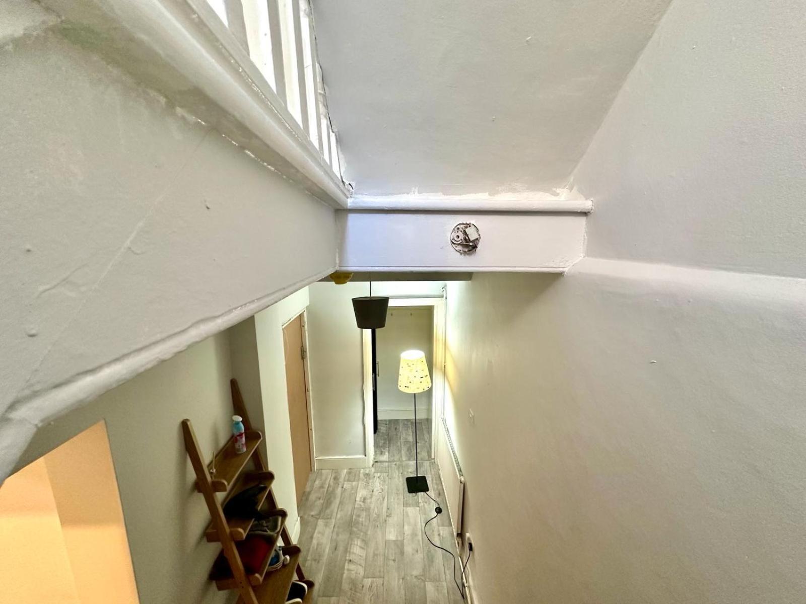 Whitechapel Station R1 Guest house *